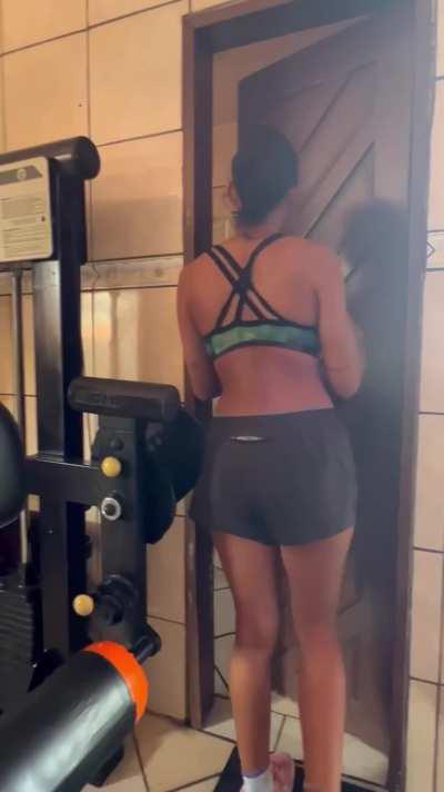 I left them a gift on the public gym’s bathroom floor 😌💩 [F]