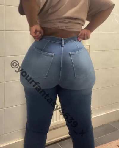 In those jeans 😍🍑