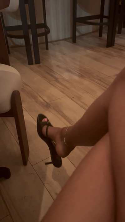 Look at my new pedicure in heels ☺️