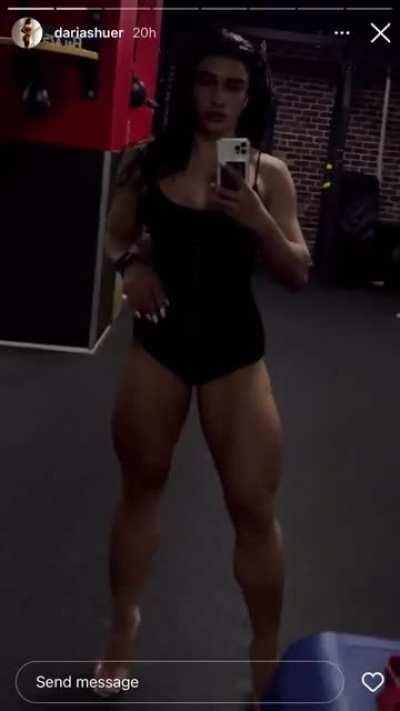 Daria Shuer (5’6) This woman is absolutely beautiful.