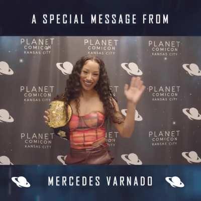 Mercedes Varnado thanking the fans at Planet Comicon Kansas City