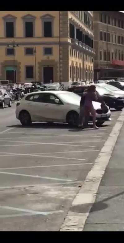 Italian Mugger Chooses the Wrong One