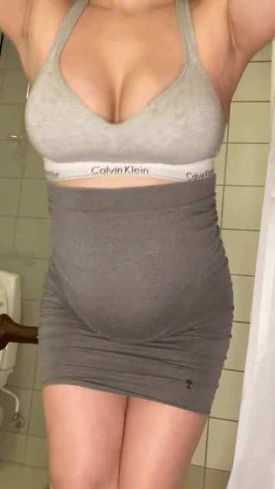 Being pregnant makes me so horny and slutty 😘