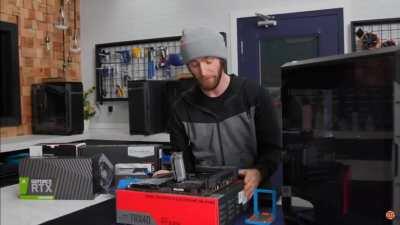 Linus reacting to xqc PC build PogU