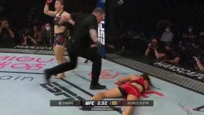 Zhang Weili Knocked Out Joanna