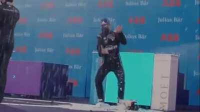 [OT] The moment when Vandoorne realizes that he smashed the bottle