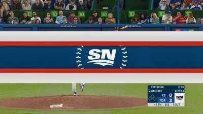 [Highlight] Fan catches foul ball on the fly, gives another young fan a ball he had prepared earlier