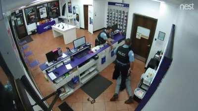 Police show up 60 seconds after a man announces a robbery at a Chicago MetroPCS [USA]