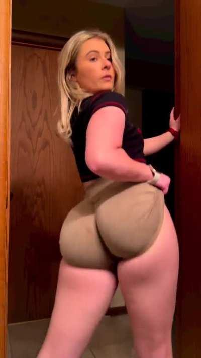 her phat ass looking mad big