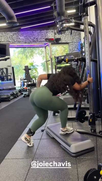 Joie Chavis (@joiechavis)