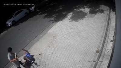 - Es tranquila tu ciudad? / -Depende. sos alérgico a las hachas? [¡ESTO SE TIENE QUE TERMINAR!]