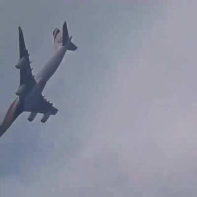 Rotacionando a câmera enquanto um avião voa deixa tudo mais divertido