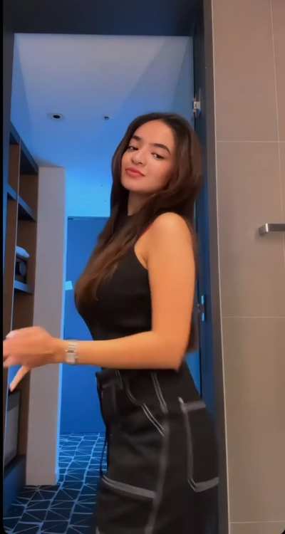 Anushka sen pits and curves 😩😍