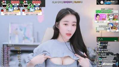 Crayon Pop - Ellin Milky White Chest, Cleavage, Massive Tits