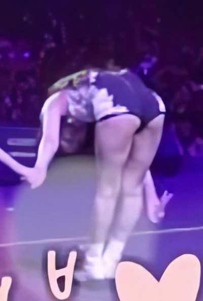 Jennie bow with cheeks out