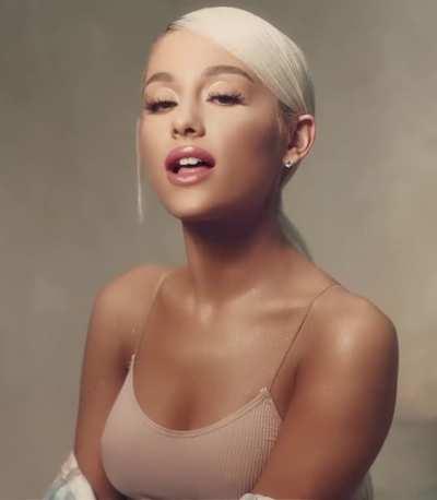 'r.e.m.' - Sweetener Visual - 2018
