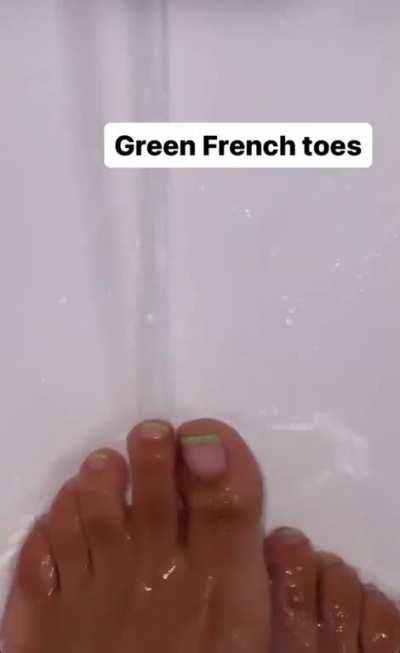 coi showing her toes again😩