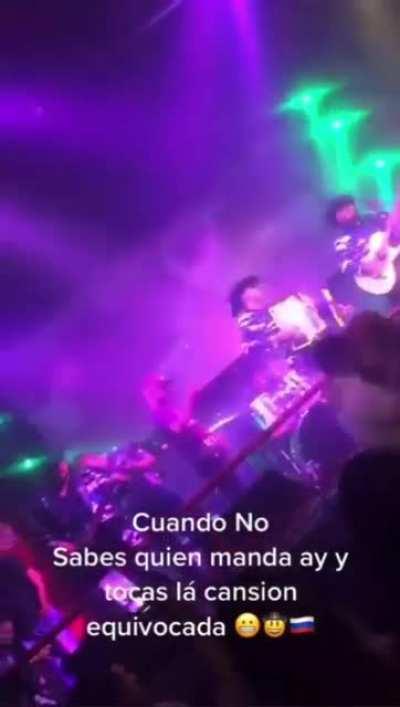 Mexicali BC; Los nuevos ilegales were told to stop playing the JGL song (CDS-Chapos) they stopped and started to sing a song for el Chavó felix instead, (CDS-Zambada)