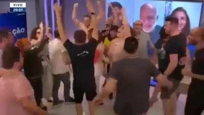 Vencemos porraaa... É Lula!!!