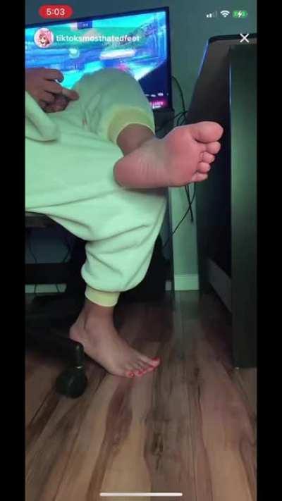 the_faceless_cosplayer was live 2 days ago with soles and toes while gaming