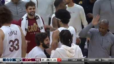 [Highlight] Jarrett Allen rolls down the lane and throws down a meteor smash on Porzingis to ignite the Cavaliers crowd