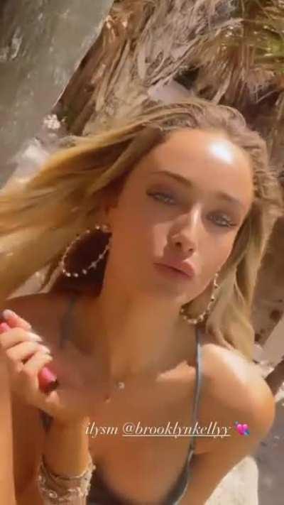 Spoiled brat Brooke Robinson (Brooklyn Kelly)