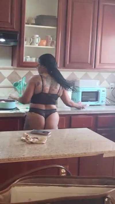 Vegas milf cookin