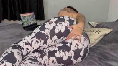 A very farty girl 🍑💨.