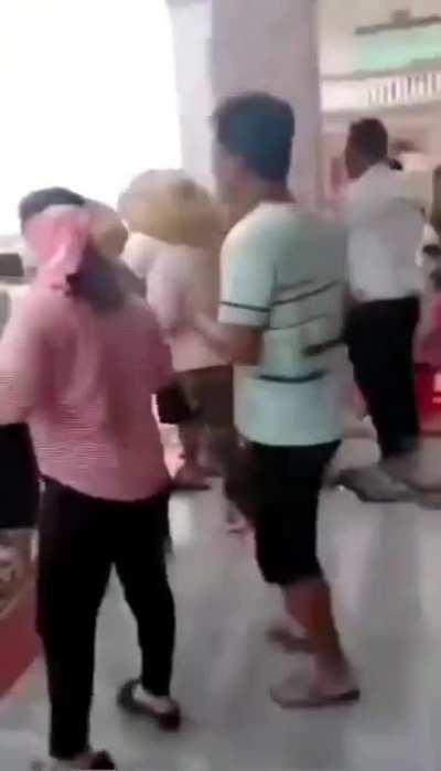 强拆时，意外弹出的巨大飞石，不偏不倚，砸中了强拆队员，看肩章服饰应该为一位支那城管。