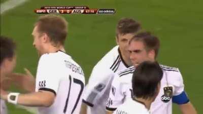 13. Juni 2010. Thomas Müller schießt das 3:0 gegen Australien und damit sein erster Tor für Deutschland (WM Gruppenphase)