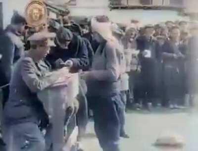 Selanik 1917.İngiliz askerleri Türk,Yunan ve Bulgar mültecilerin çalıştırmak üzere kayıtlarını alıyor. Bu durumdan bizleri kurtaran Gazi Mustafa Kemal ATATÜRK'e saygı duyan