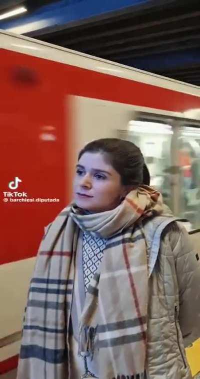 Diputada Chiara Barchiesi (Republicana) publica un video montaje fingiendo que toma el metro