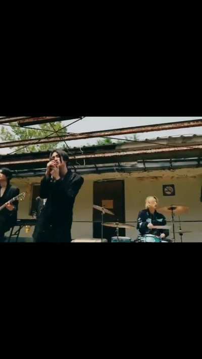 Pode me dizerem QUE MÚSICA FODA que os jimins estão fazendo cover?