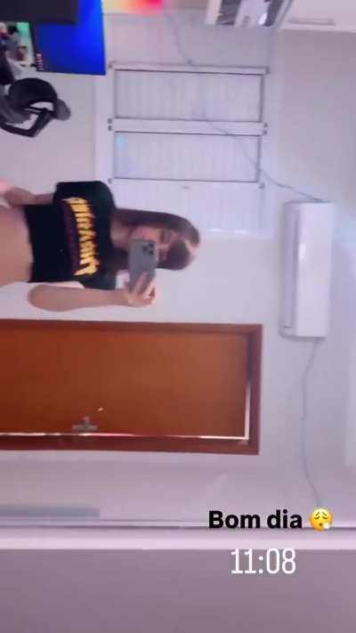 Lá vai a vadia farmar mais uma grana dos bobos