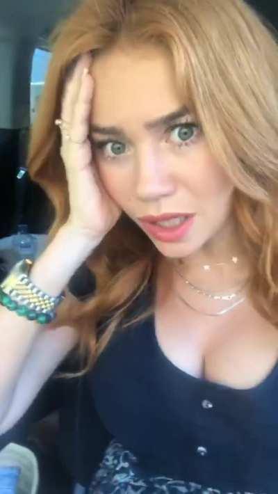 Wie sie ihre Titten manchmal zusammen dr&uuml;ckt