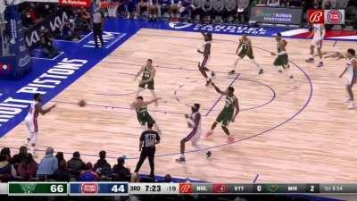 [Highlight] Isaiah Stewart emphatically denies Giannis in the paint, Giannis then gets his 4th block of the quarter on the other end