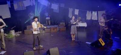 «Коля, жми, а я накрою!» «Ваня, бей, а я прикрою!» Только сотней лет раньше, и не по нашему.