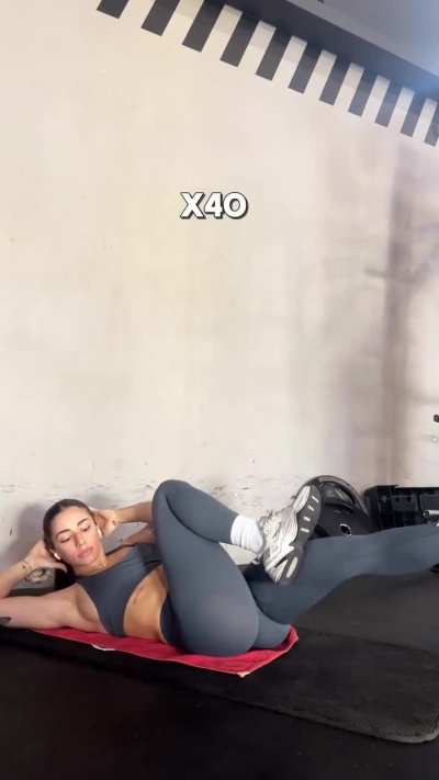 Amalia T έδωσε κοιλιακούς 