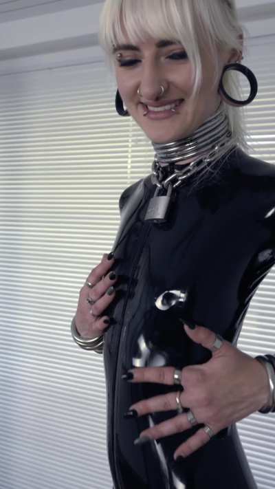 Does the latex catsuit with a collar suit her❓