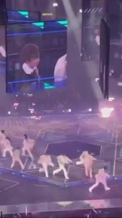 Large video screen lands on Hong Kong boy band Mirror's performance at least 3 injured on 07/28/2022