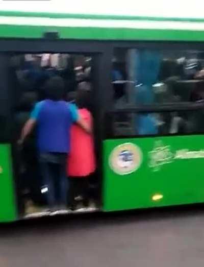 Как заходить в полный автобус