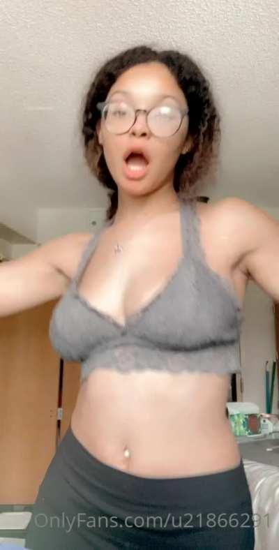 Love these jiggly tits , mmmm💦