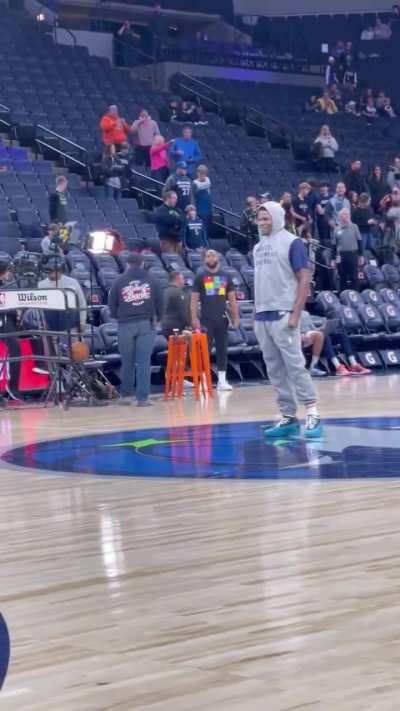 [Highlight] Anthony Edwards spent a long time just watching the Blazers warm up