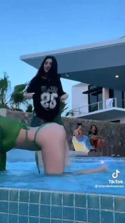 uff que rica se ve cuando se pone en cuatro 🍑🍑🍑🍑🔥🔥🔥