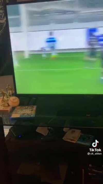 New Manchester Red fan here!! Y’all think this Fernandes dude will challenge Pulisic for the soccer d’or?