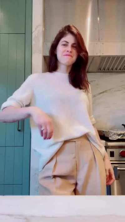 Alexandra in the kitchen | TikTok November 2021