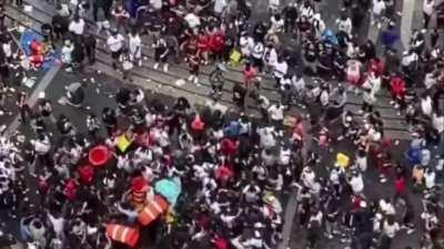 out of control mob right now in Union Square NYC after influencer Kai Cenat urges people to show up for console giveaway, NYPD struggles to gain control