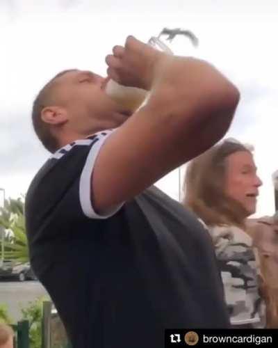 Нет у него друзей.