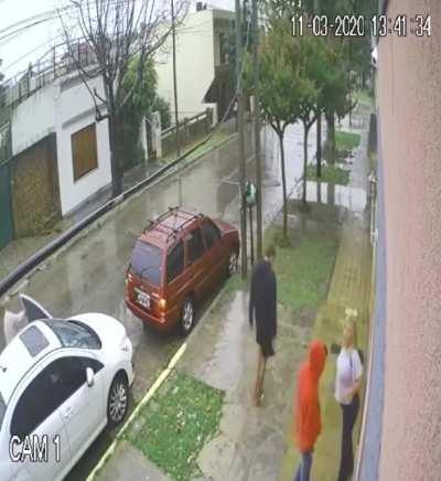 Mujer combate la inseguridad a las piñas, pasó en Quilmes, 2020