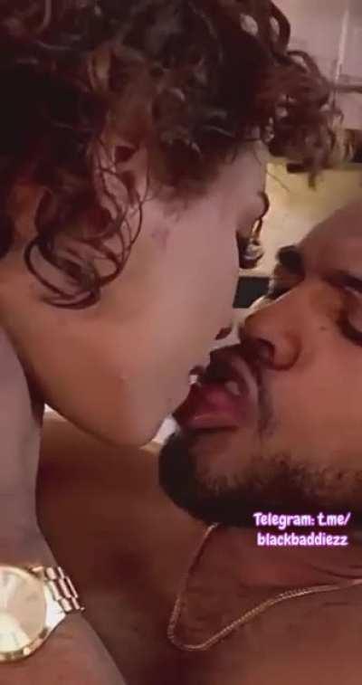 Kissing while getting topped off >>>>>>